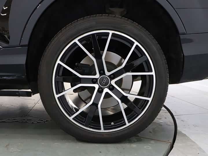 Фото 8 - Audi Q7