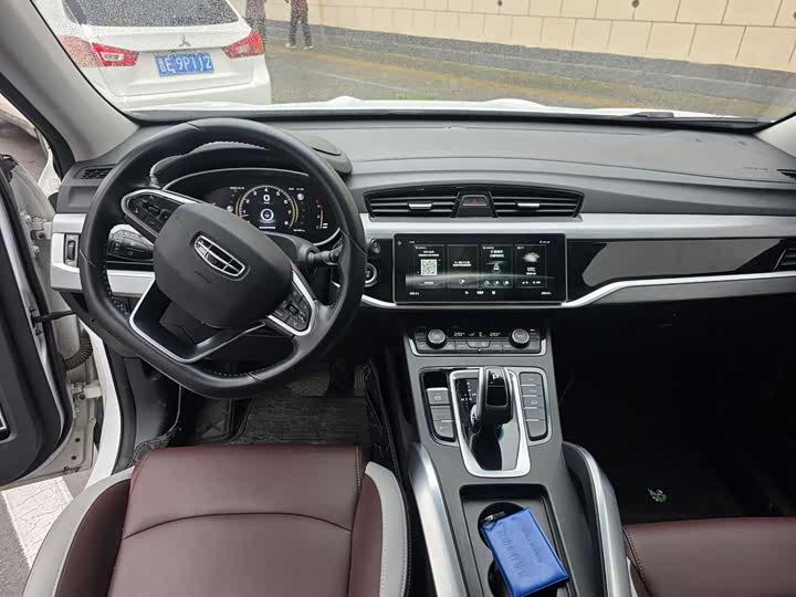 Фото 4 - Geely Atlas