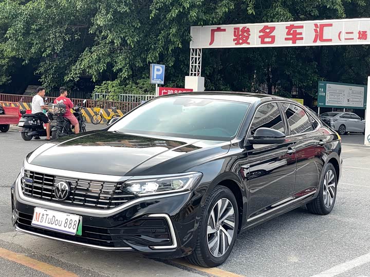 Фото 1 - Volkswagen Passat Hybrid