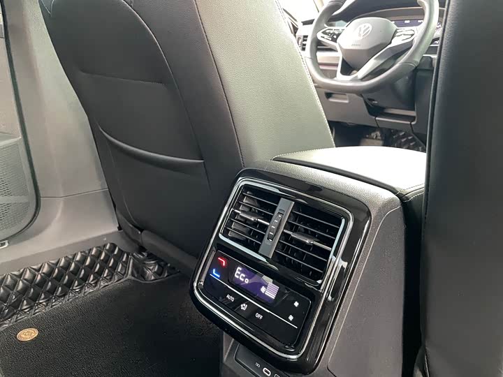 Фото 11 - Volkswagen Passat Hybrid