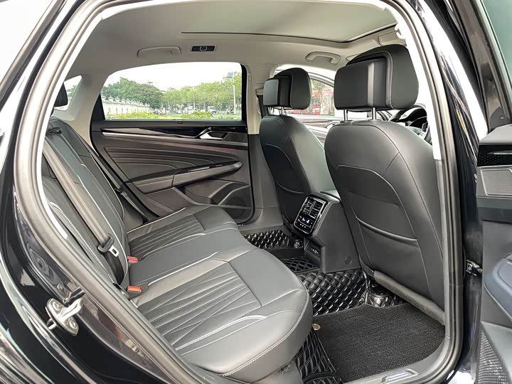 Фото 12 - Volkswagen Passat Hybrid