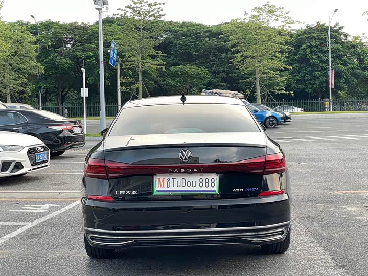 Фото 13 - Volkswagen Passat Hybrid