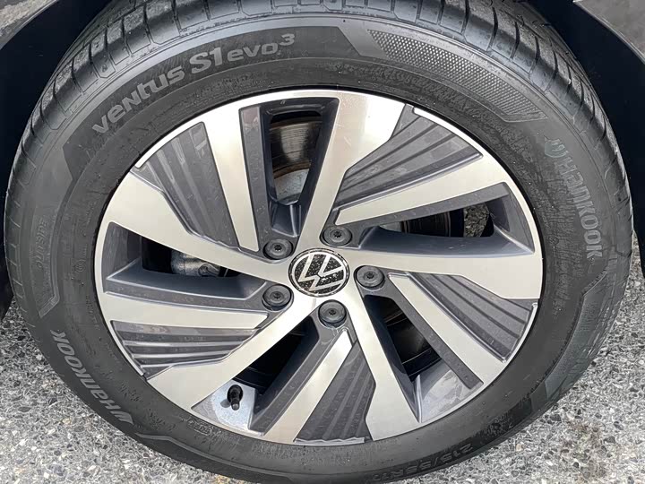 Фото 14 - Volkswagen Passat Hybrid