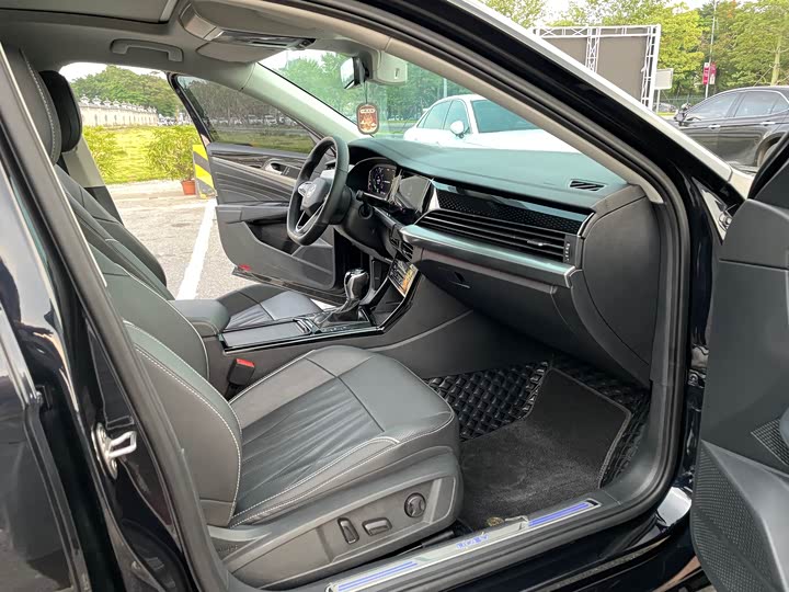 Фото 9 - Volkswagen Passat Hybrid