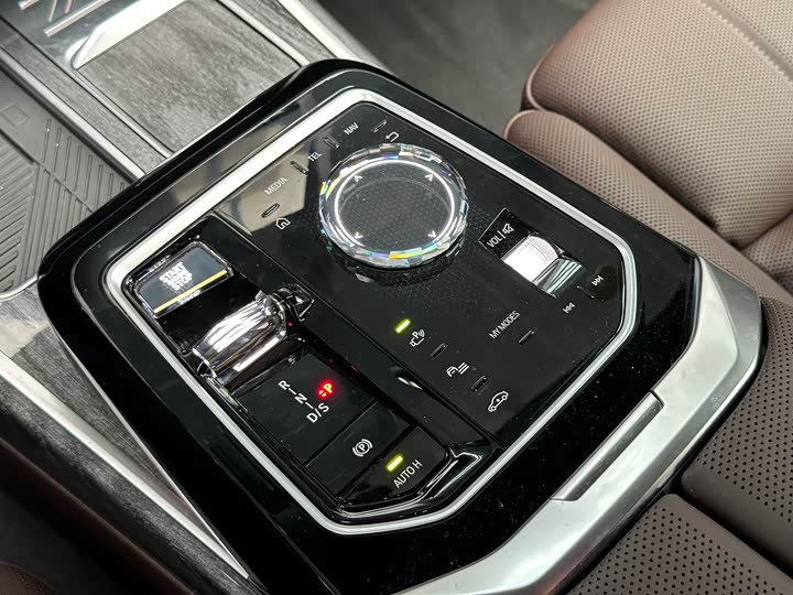 Фото 12 - BMW 7 Series