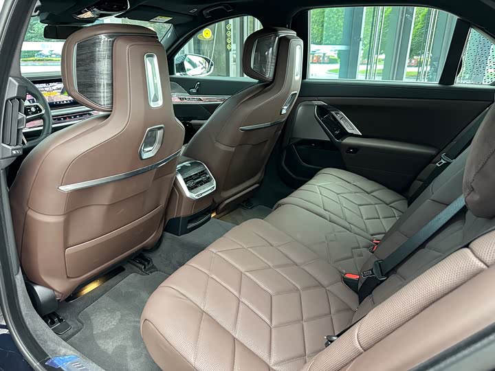 Фото 3 - BMW 7 Series