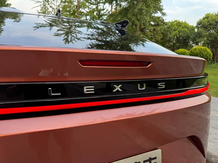 Фото 15 - Lexus RZ