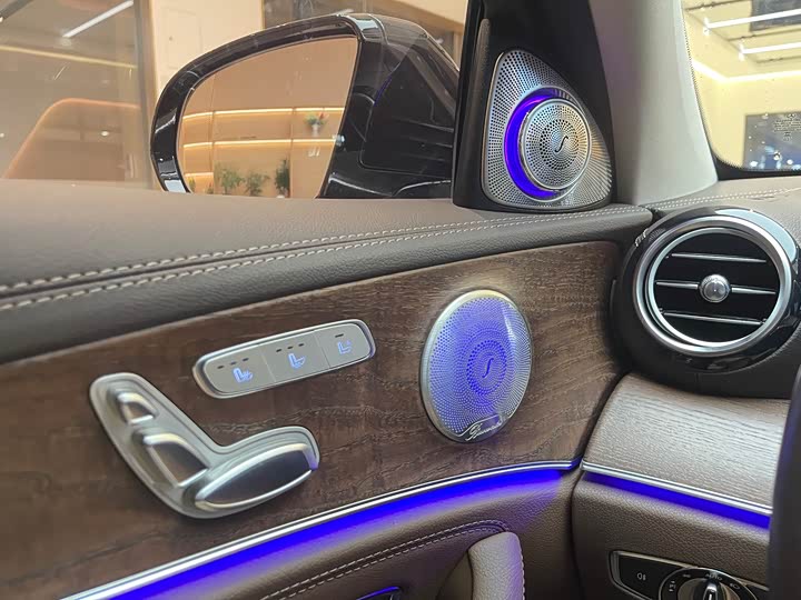 Фото 17 - Mercedes-Benz E-Class