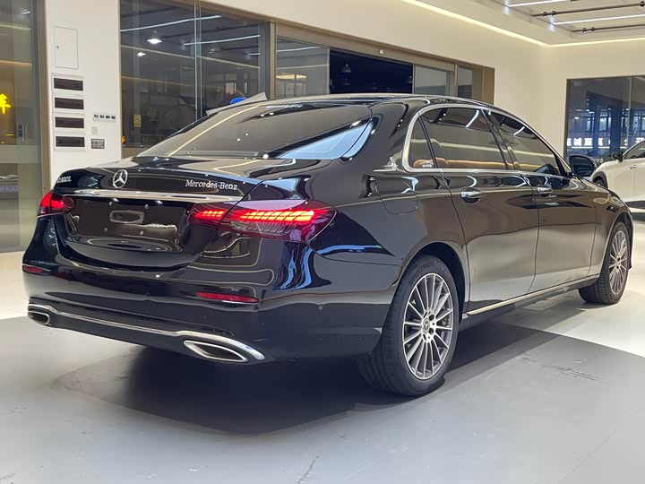 Фото 22 - Mercedes-Benz E-Class