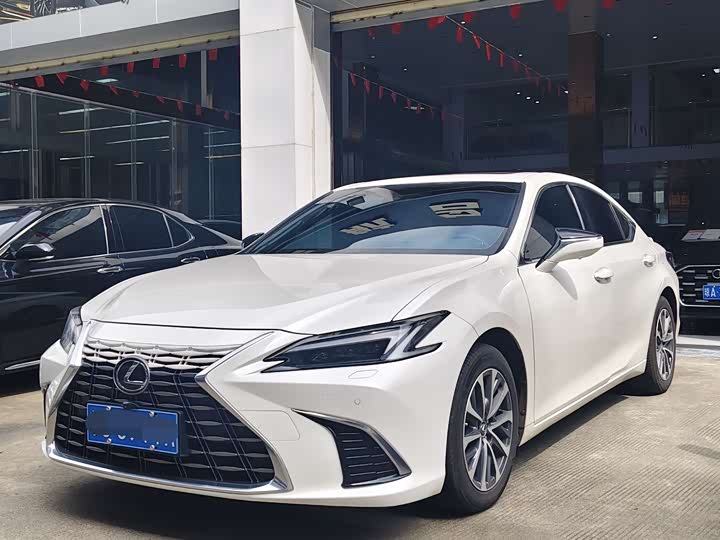 Фото 1 - Lexus ES