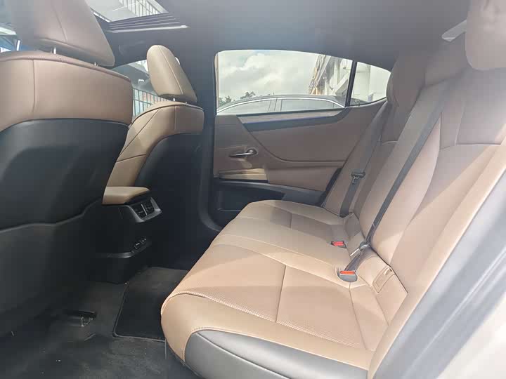 Фото 5 - Lexus ES