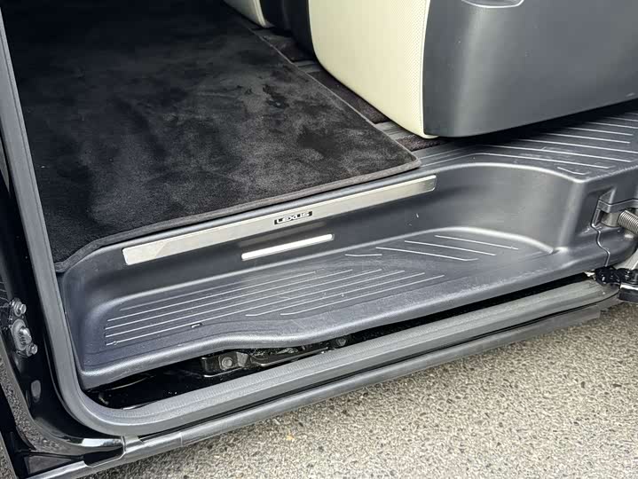 Фото 18 - Lexus LM