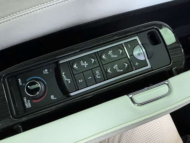 Фото 26 - Lexus LM