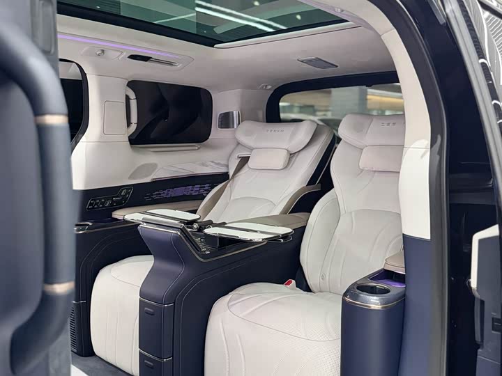 Фото 12 - Zeekr 009