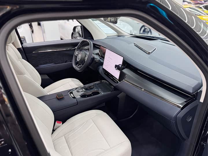 Фото 14 - Zeekr 009