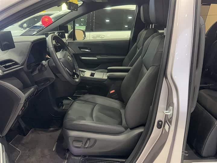 Фото 11 - Toyota Sienna