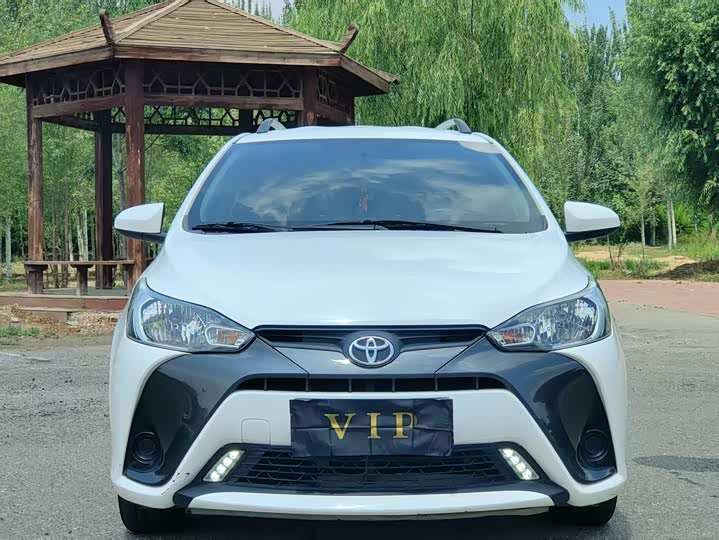Фото 2 - Toyota Yaris L Hatchback