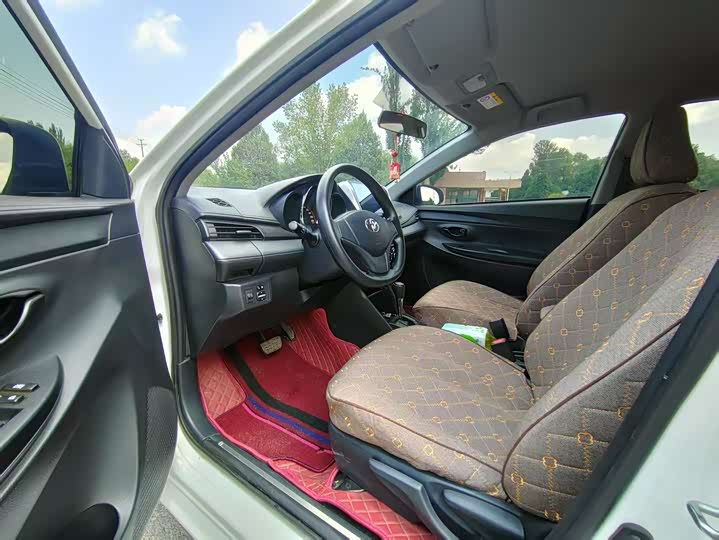 Фото 4 - Toyota Yaris L Hatchback