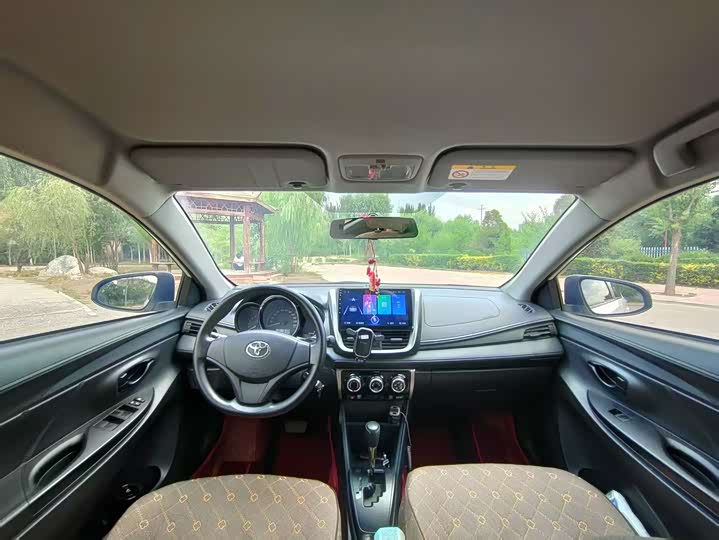 Фото 5 - Toyota Yaris L Hatchback