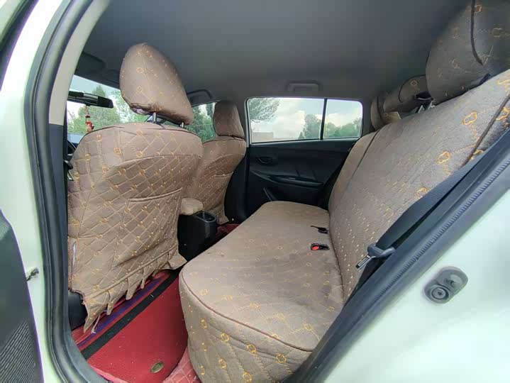 Фото 6 - Toyota Yaris L Hatchback