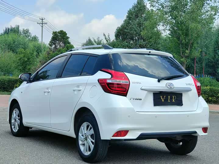 Фото 7 - Toyota Yaris L Hatchback