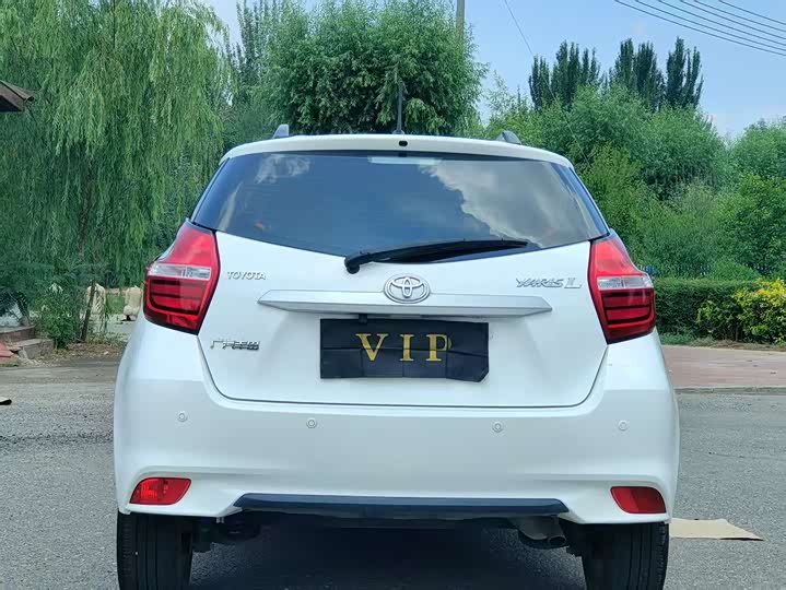 Фото 8 - Toyota Yaris L Hatchback