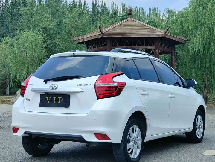 Фото 9 - Toyota Yaris L Hatchback