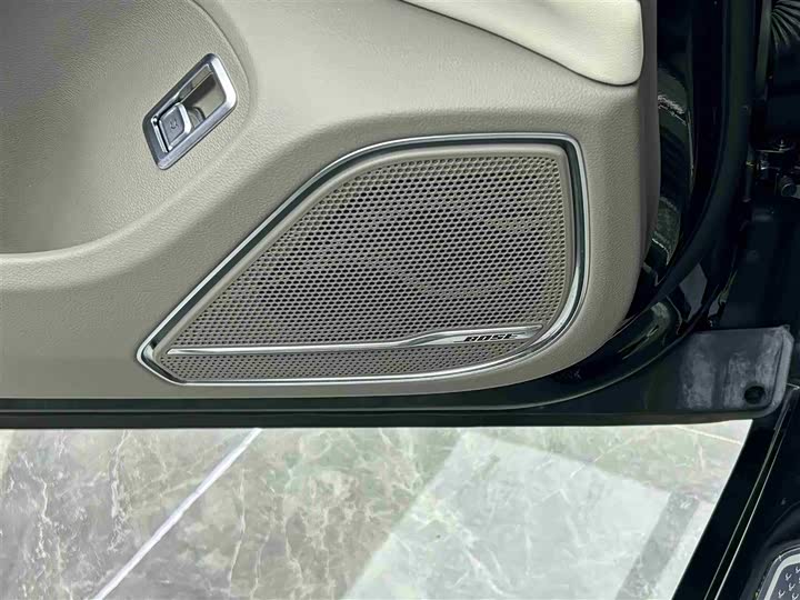 Фото 17 - Hongqi H9