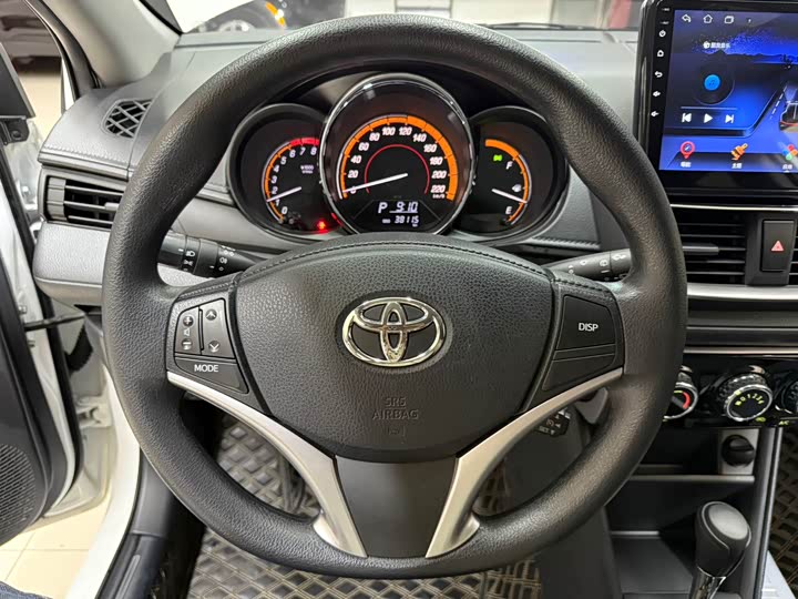 Фото 11 - Toyota Yaris L Hatchback