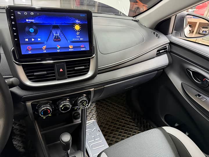 Фото 12 - Toyota Yaris L Hatchback