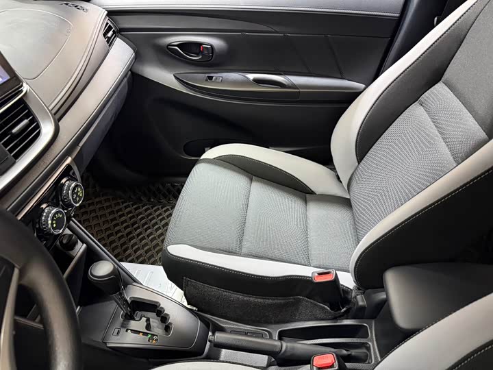 Фото 13 - Toyota Yaris L Hatchback