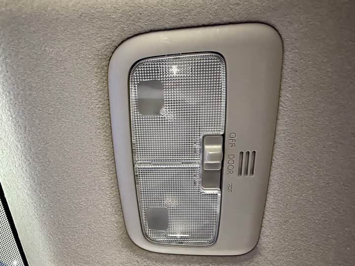 Фото 14 - Toyota Yaris L Hatchback