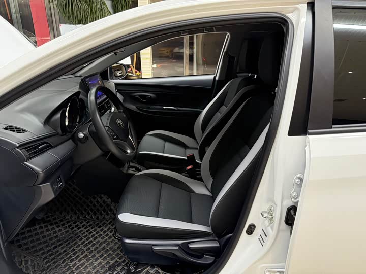 Фото 15 - Toyota Yaris L Hatchback