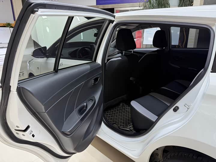 Фото 16 - Toyota Yaris L Hatchback