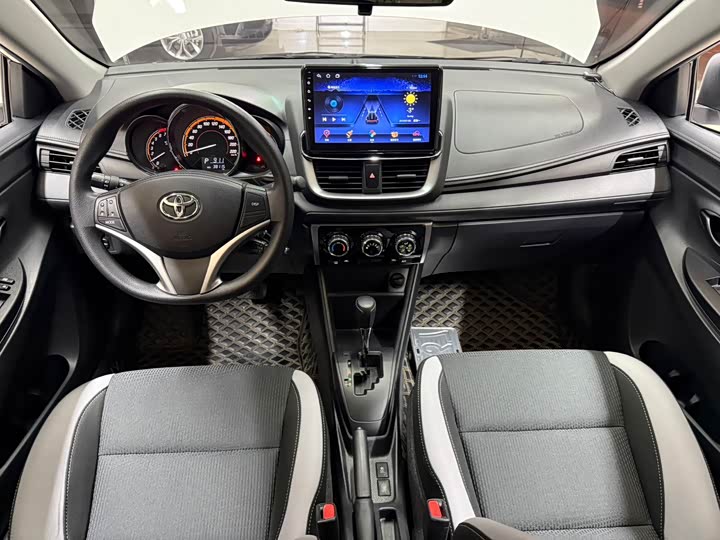 Фото 18 - Toyota Yaris L Hatchback