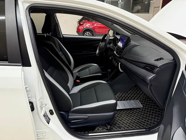 Фото 19 - Toyota Yaris L Hatchback