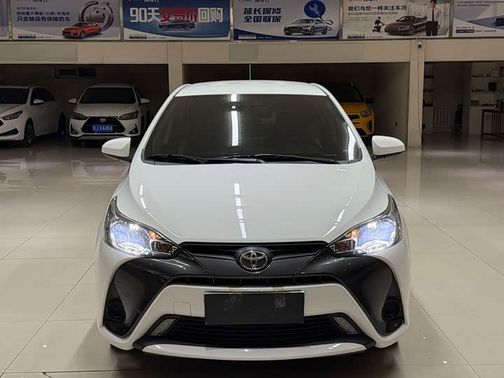 Фото 2 - Toyota Yaris L Hatchback