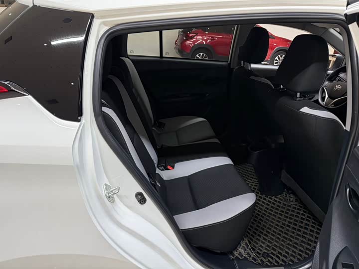 Фото 20 - Toyota Yaris L Hatchback