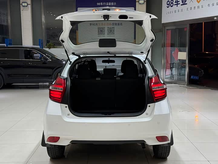 Фото 22 - Toyota Yaris L Hatchback