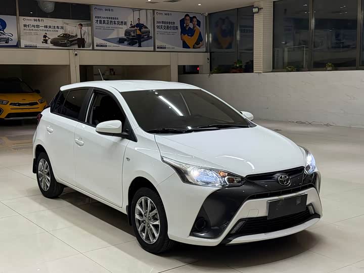 Фото 3 - Toyota Yaris L Hatchback