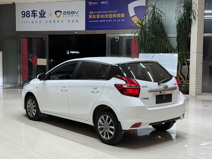 Фото 6 - Toyota Yaris L Hatchback