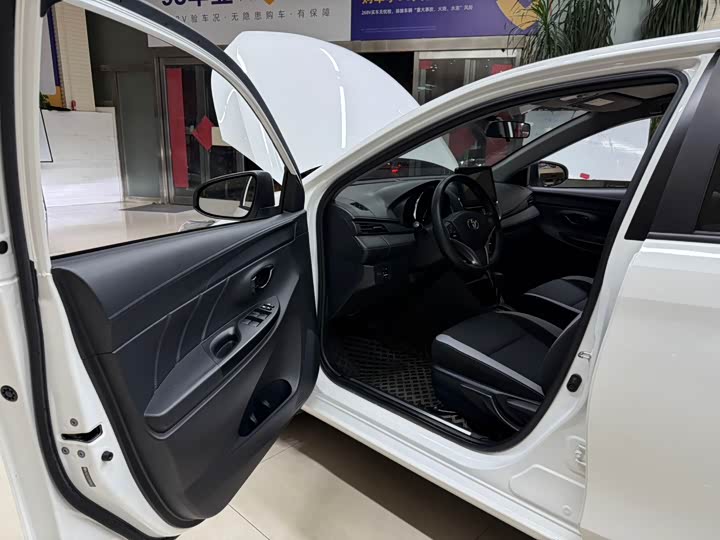 Фото 8 - Toyota Yaris L Hatchback