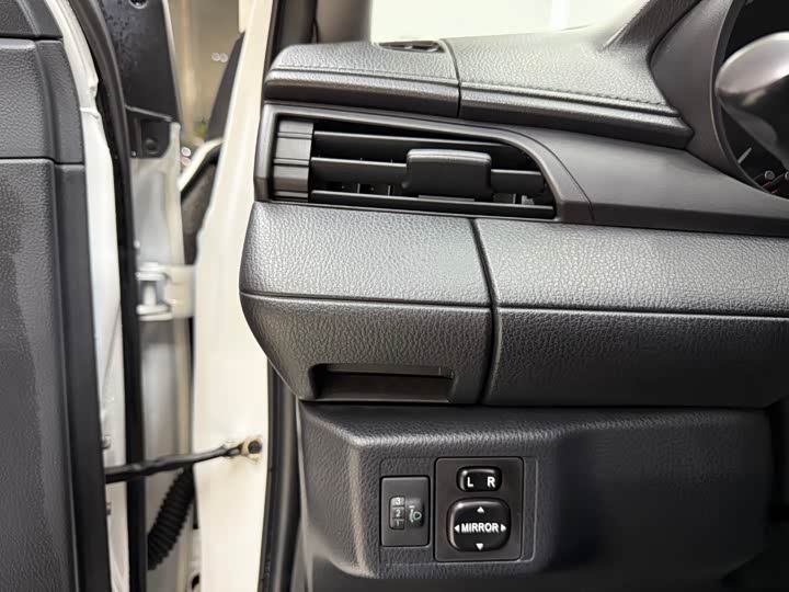 Фото 9 - Toyota Yaris L Hatchback