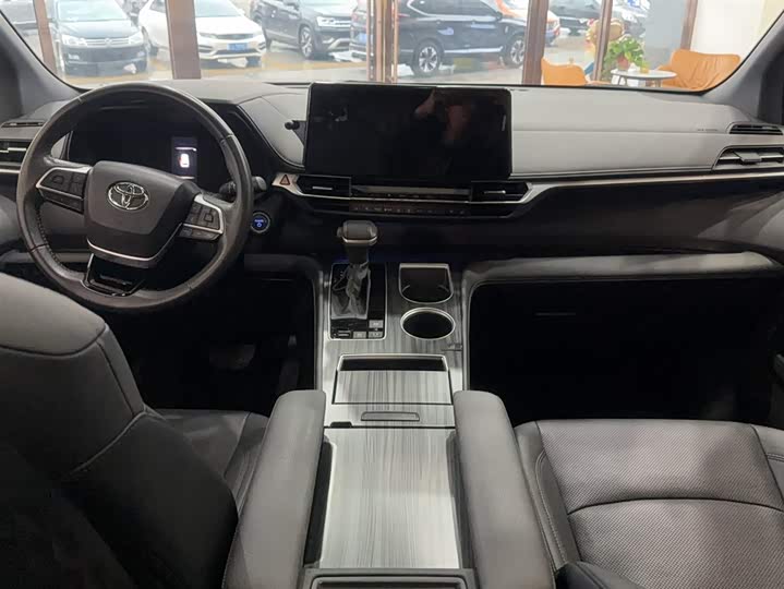 Фото 10 - Toyota Sienna