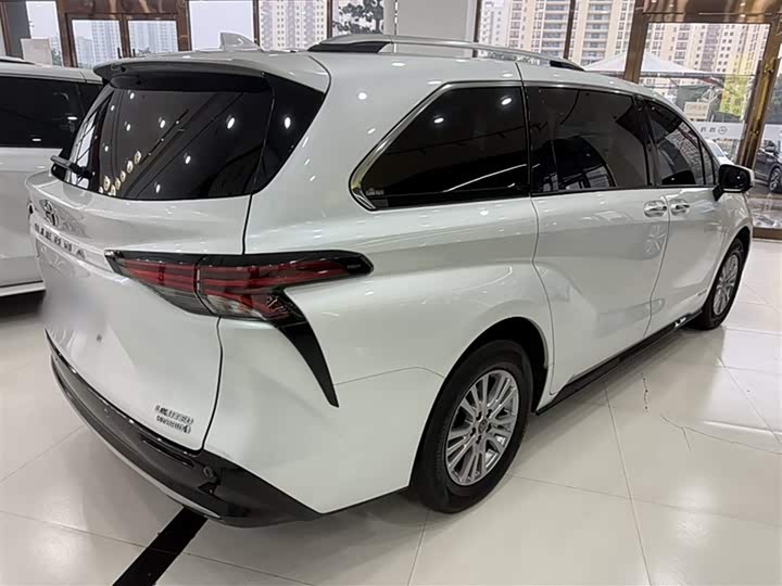 Фото 7 - Toyota Sienna