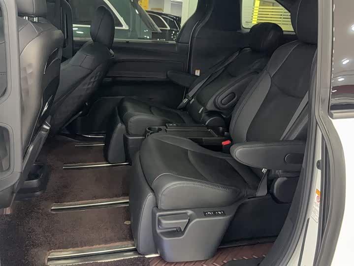 Фото 8 - Toyota Sienna