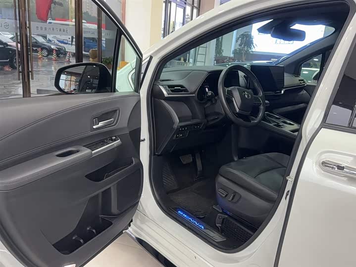 Фото 9 - Toyota Sienna