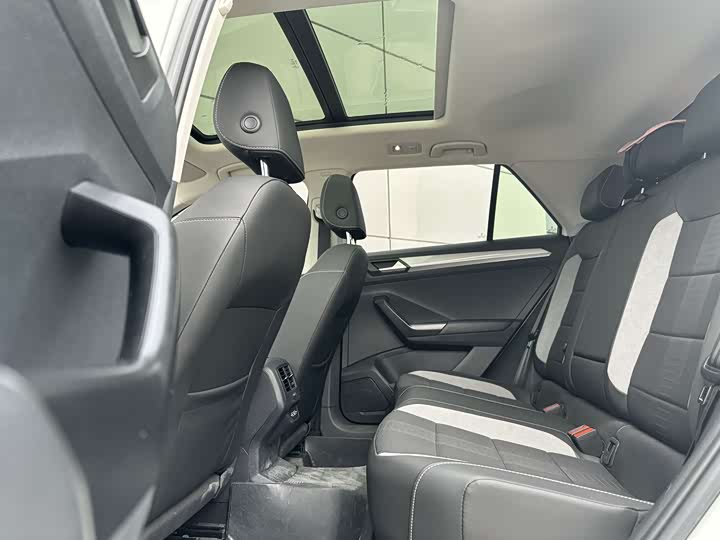 Фото 11 - Volkswagen T-Roc