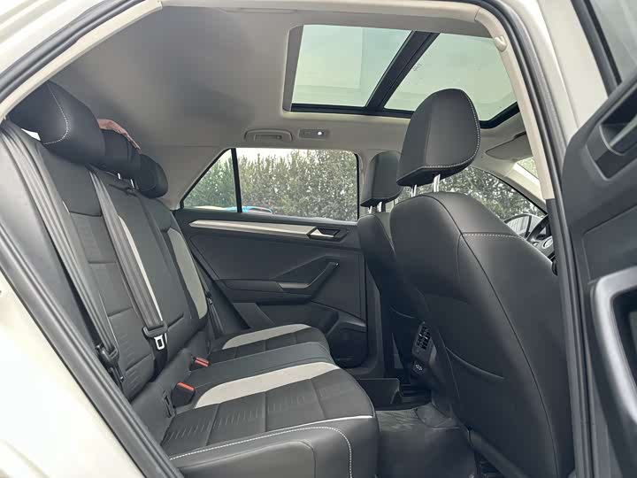 Фото 14 - Volkswagen T-Roc