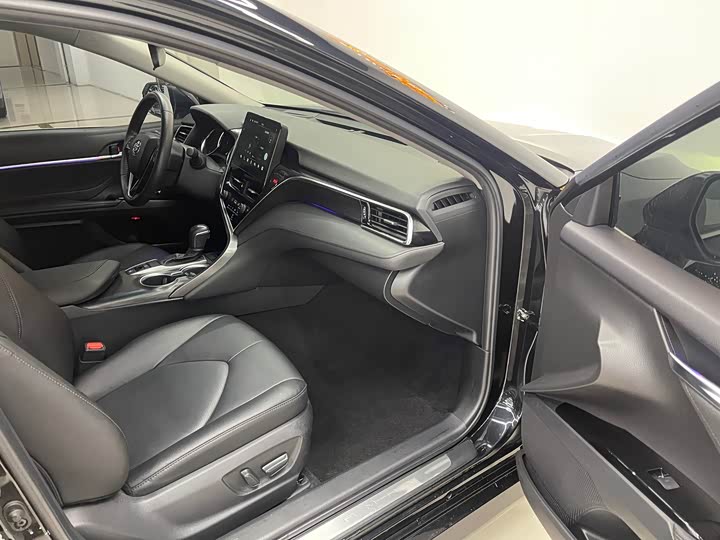 Фото 10 - Toyota Camry